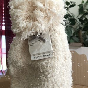 Lemon brand Cozy and warm cream colored beanie hat.